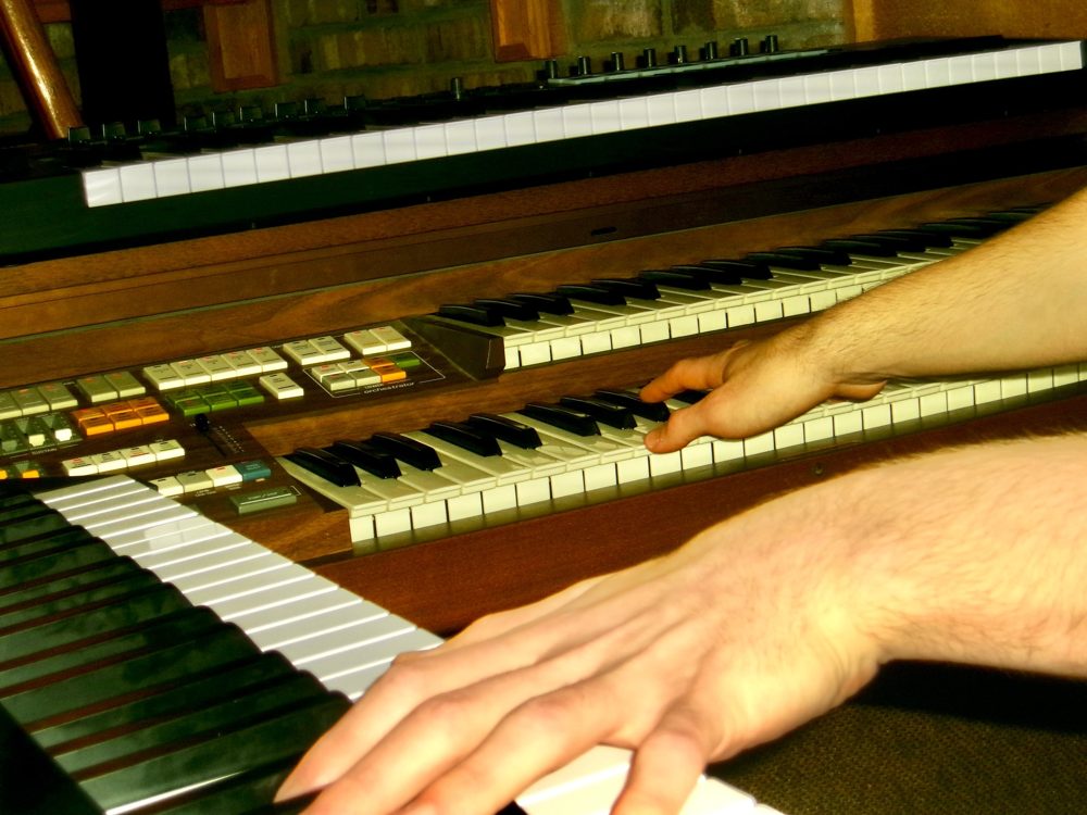 Vintage keyboard rig, close up
